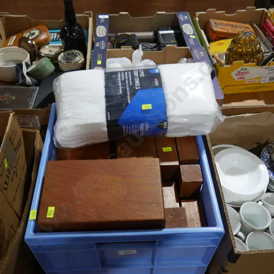 Wooden blocks, towels