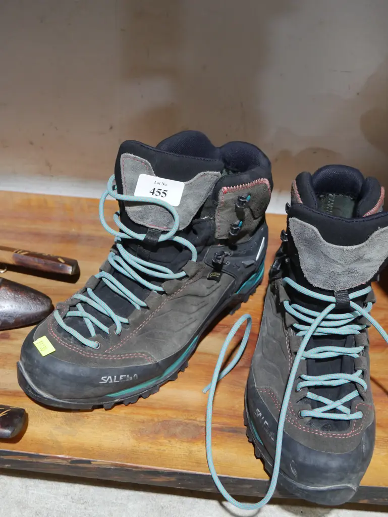 Hiking boots Image 1++