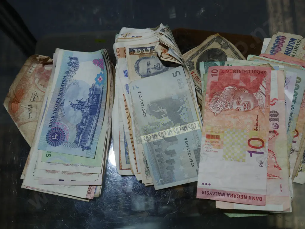 Assorted foreign banknotes Image 1++