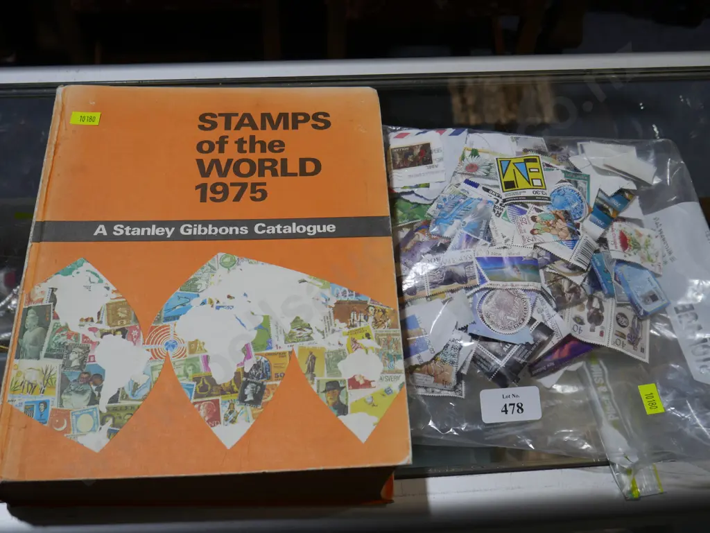 Stamp catalogue and loose stamps Image 1++