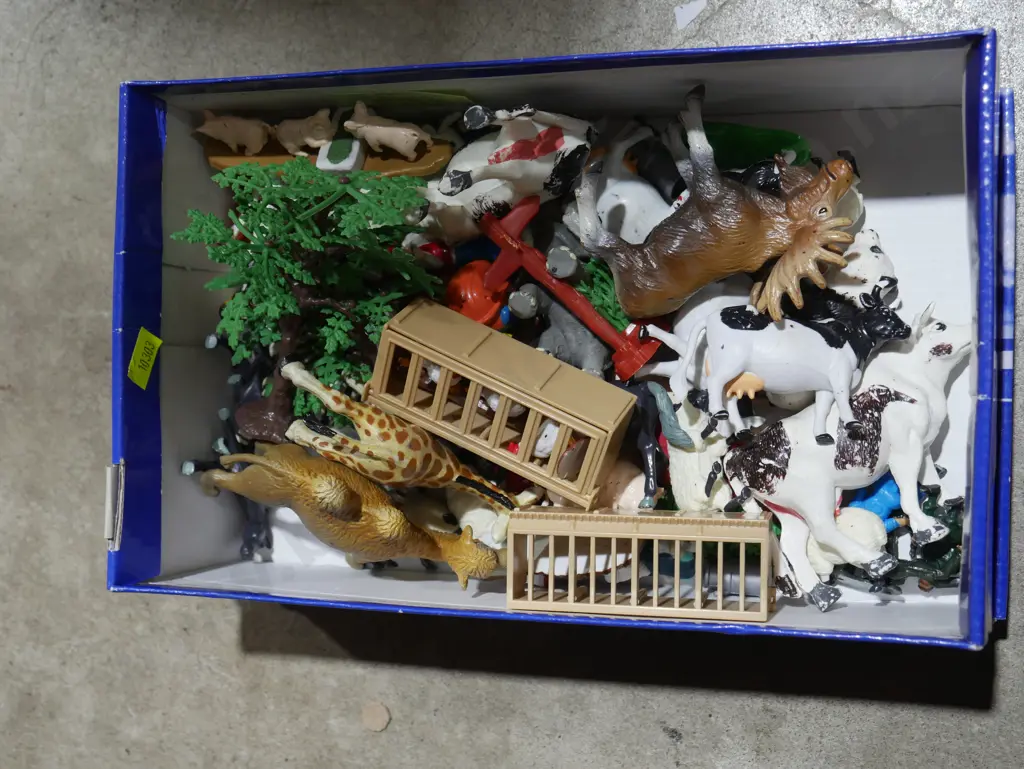 Assorted plastic animals Image 1++