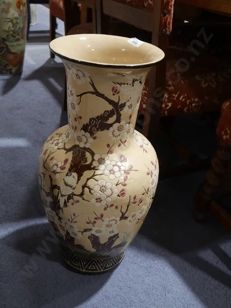 Oriental vase Image 1++