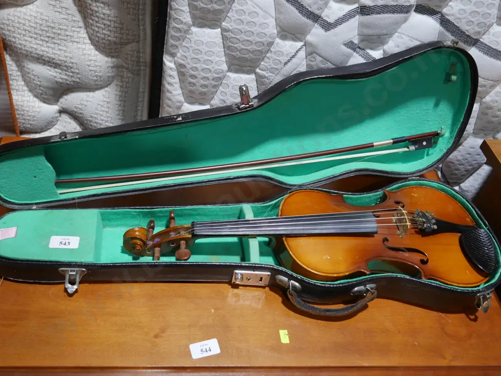 Cased violin Image 1++