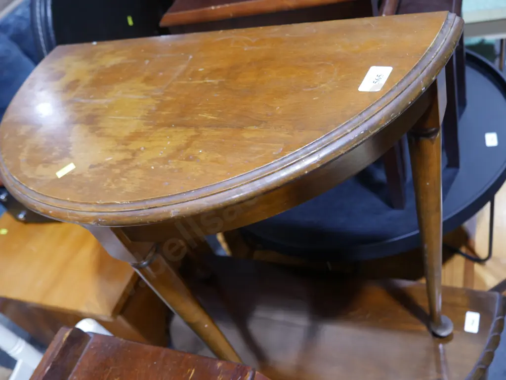 Half round table Image 1++