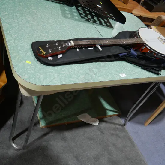 Extendable formica table