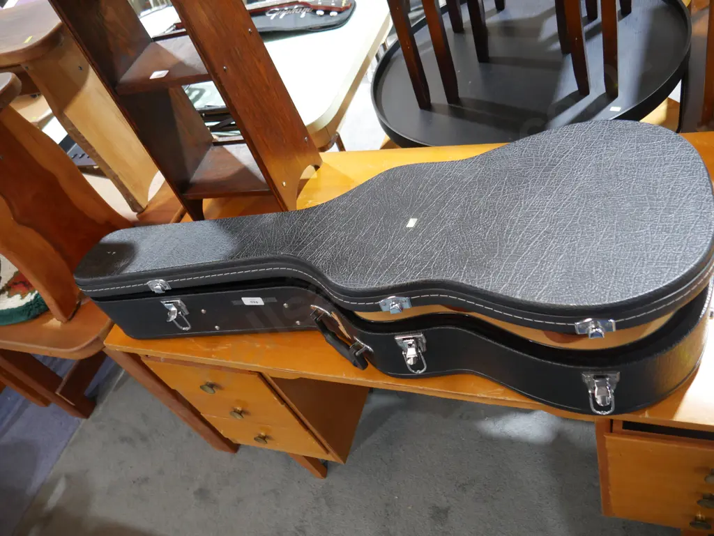 Fender electric classic guitar and case Image 1++