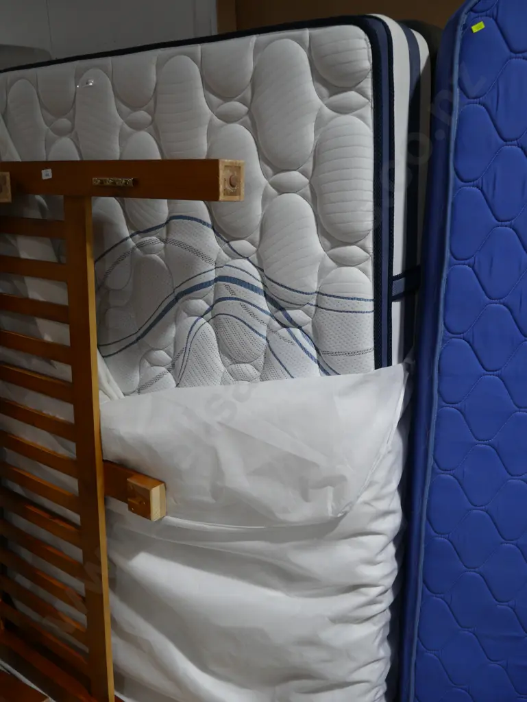 Queen mattress and base Image 1++