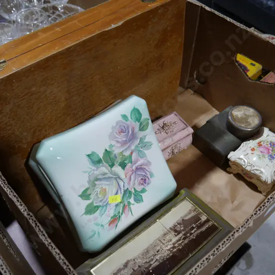 Trinket pots, wooden box