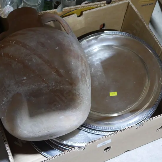 Ep/plastic plates, pottery jug