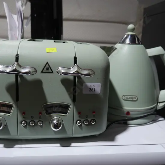 De'Longhi toaster and kettle