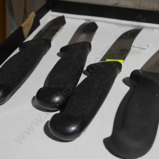 4 green river knifes