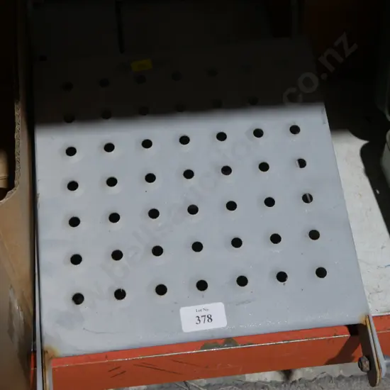 Paint tray for ladder