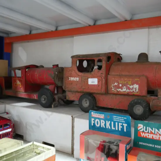 2 tin trains tri -ang