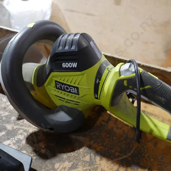 Electric hedge trimmer