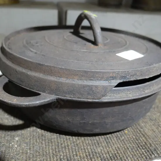 Cast iron pot