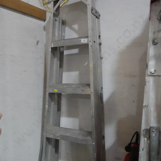 Aluminium extension ladder