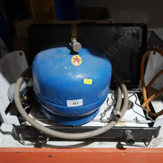 Cooker and gas bottle