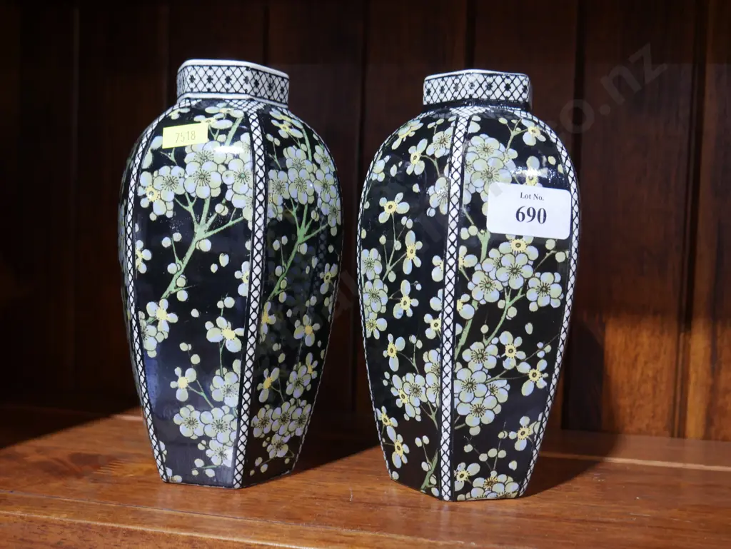 Pair royal Doulton vases Image 1++