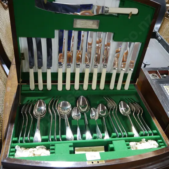 Cased cutlery