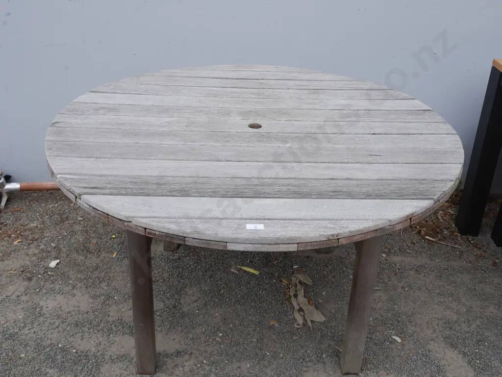 Round wooden outdoor table Image 1++