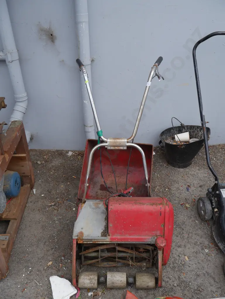 Red reel mower Image 1++