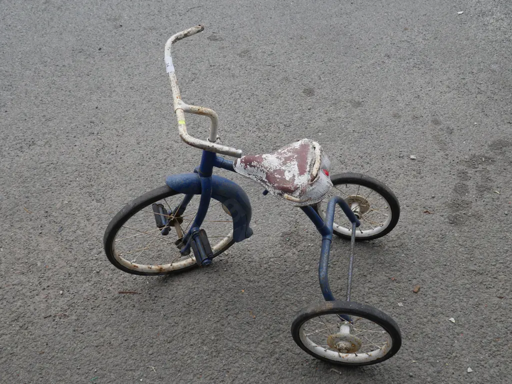 Child's tricycle Image 1++