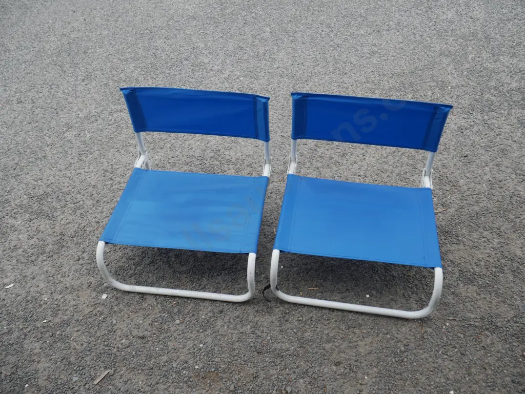 2 folding chairs Image 1++
