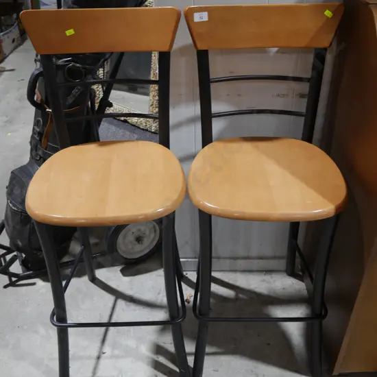 2 bar stools