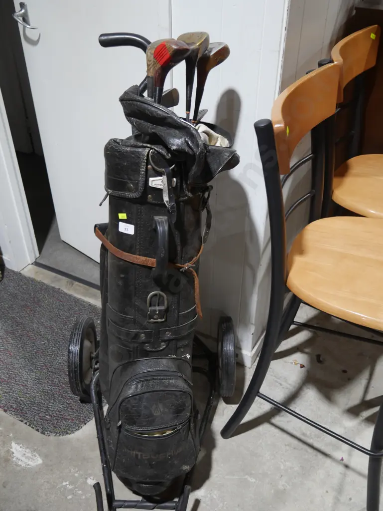 Golf clubs, bag and trundler Image 1++