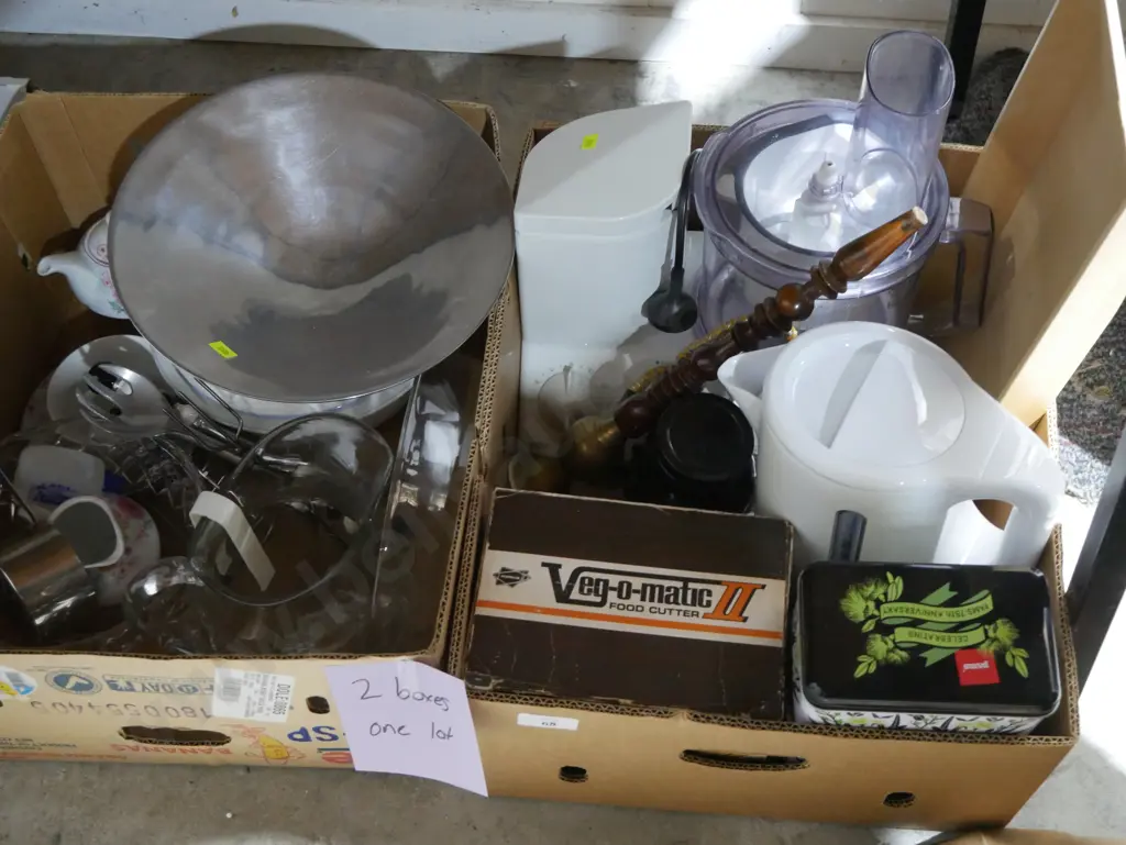 Two boxes of kitchenware Image 1++