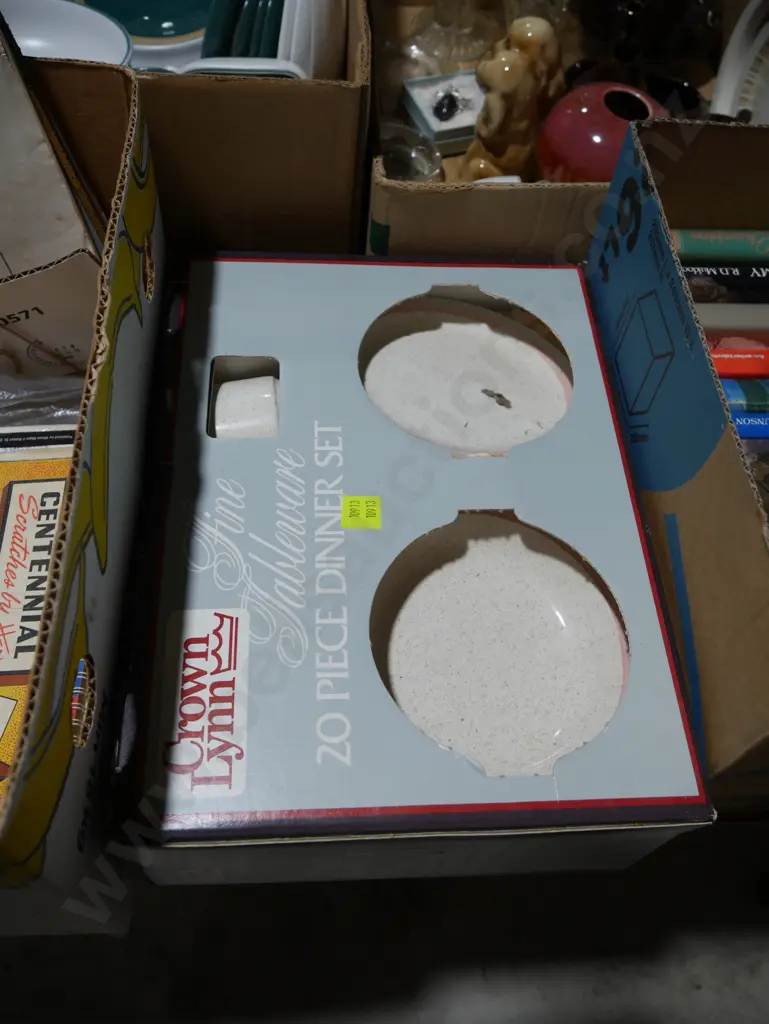 Boxed Crown Lynn dinner set Image 1++