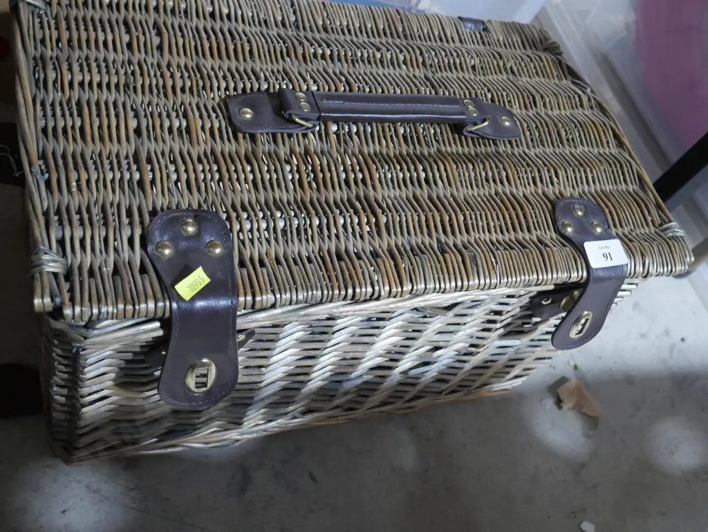 Picnic basket and contents Image 1++