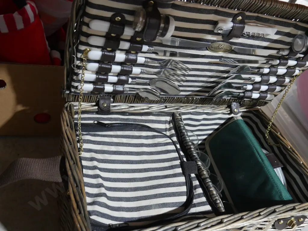 Picnic basket and contents Image 1++