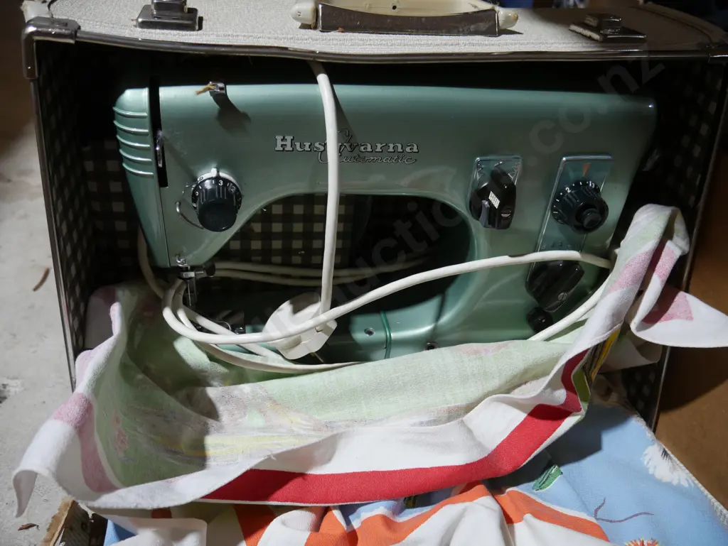 Husqvarna sewing machine Image 1++