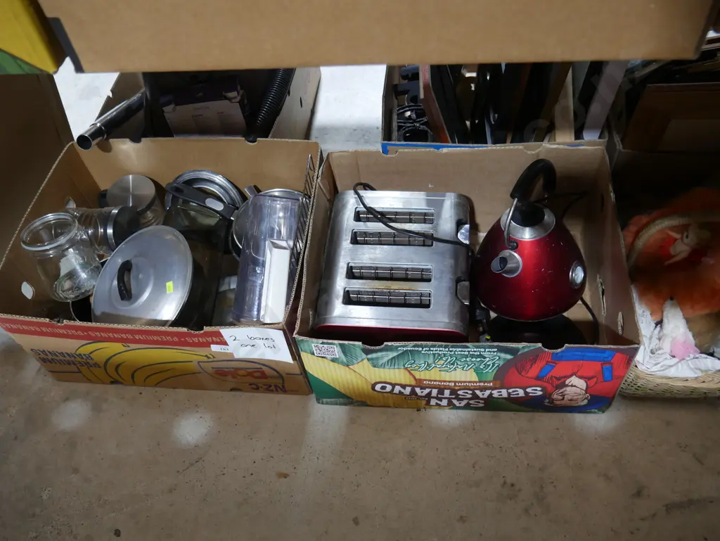 Two boxes of kitchenware Image 1++