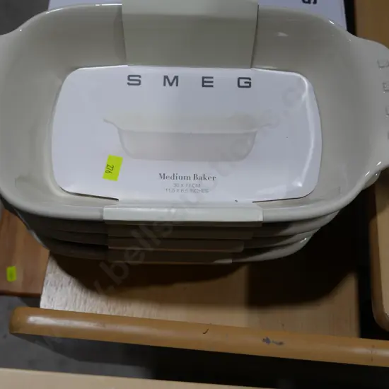 4 Smeg medium bakers