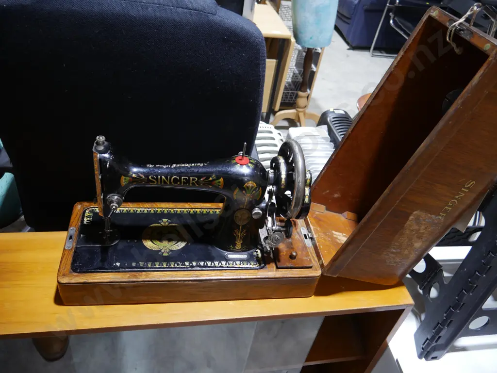Hand crank Singer sewing machine Image 1++