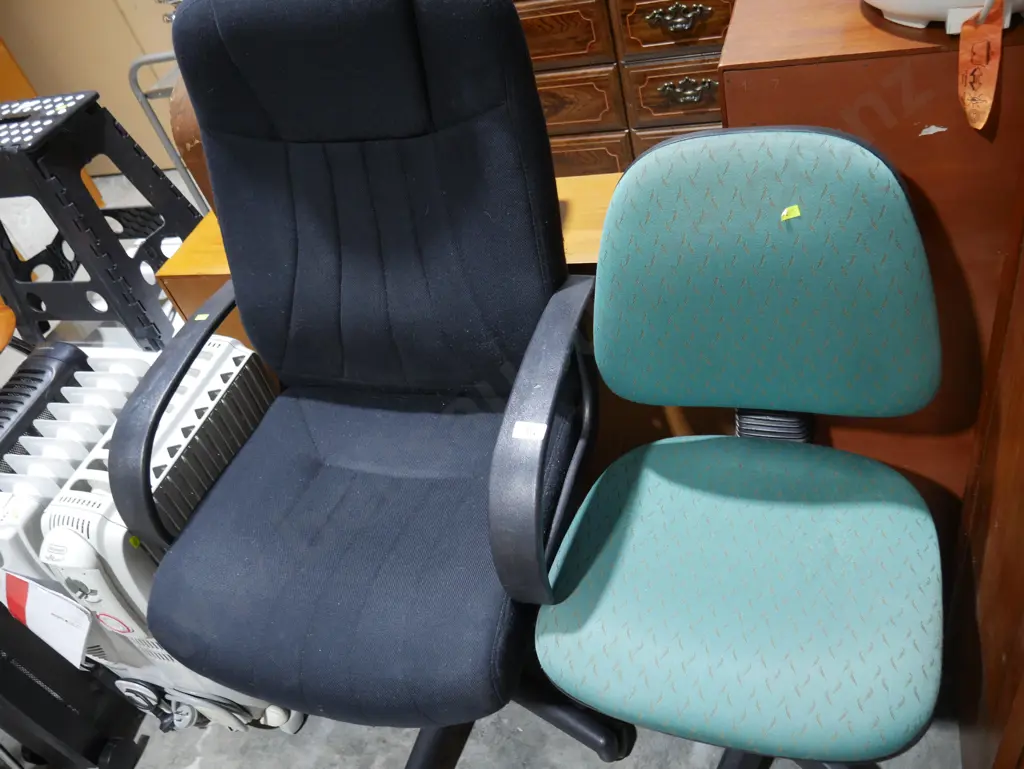 2 office chairs Image 1++