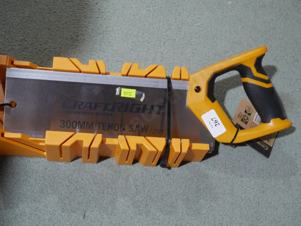 Mitre box and saw Image 1++