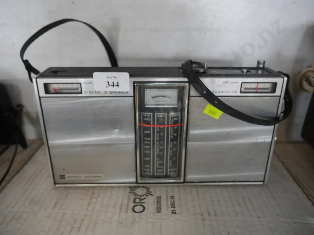 National Panasonic transistor radio Image 1++