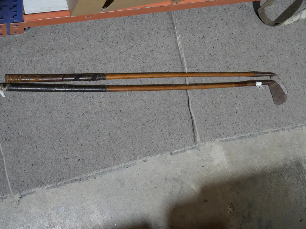 2 vintage golf clubs Image 1++