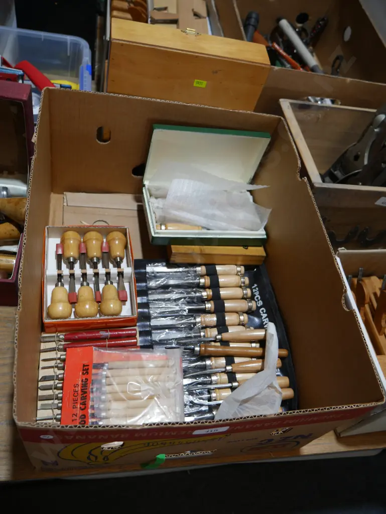 Assorted chisels Image 1++