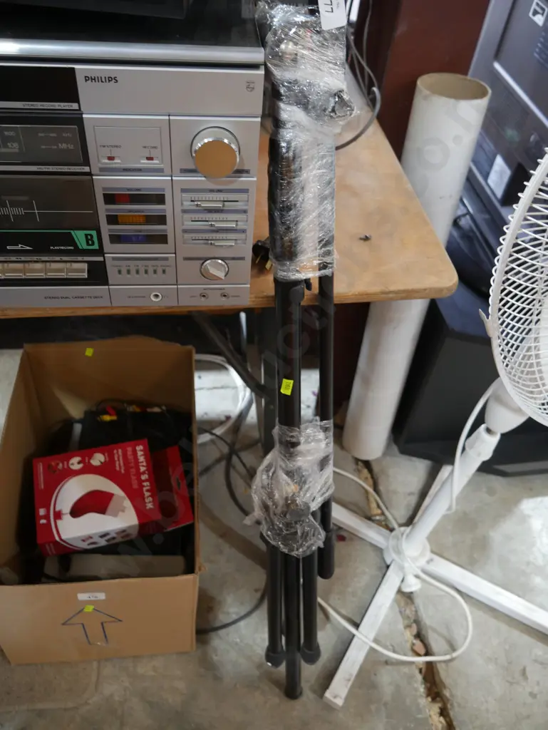 Microphone stand Image 1++