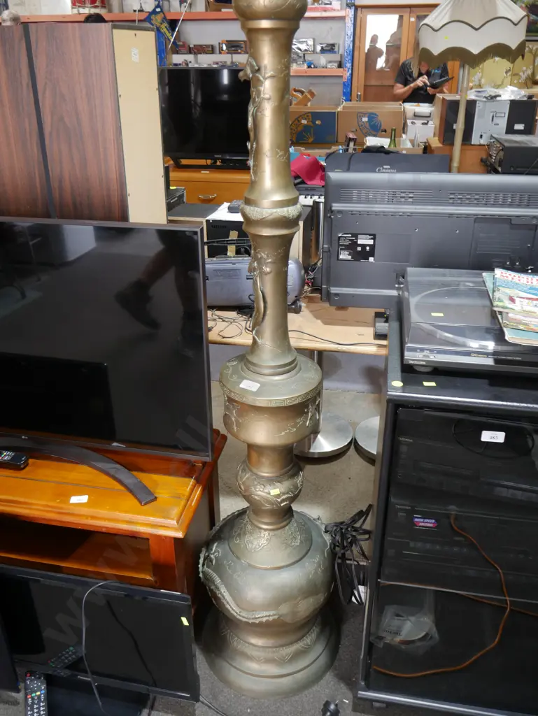 Large ornate brass standard lamp Image 1++