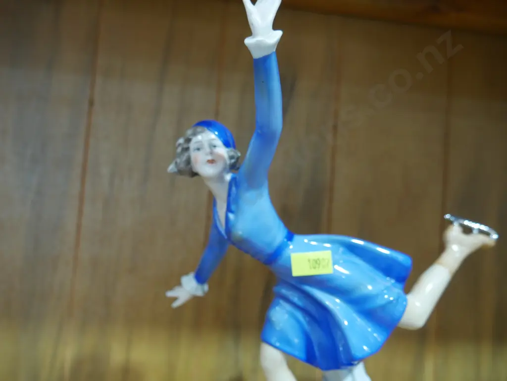 Ice skating lady figurine Image 1++