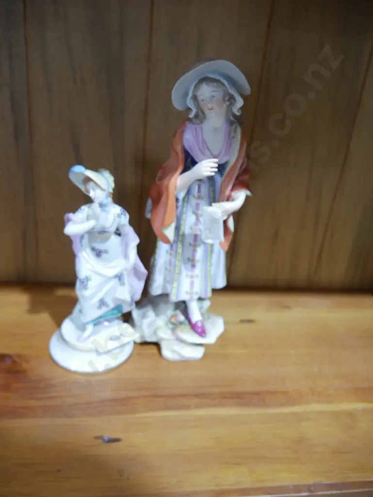 Two lady figurines Image 1++