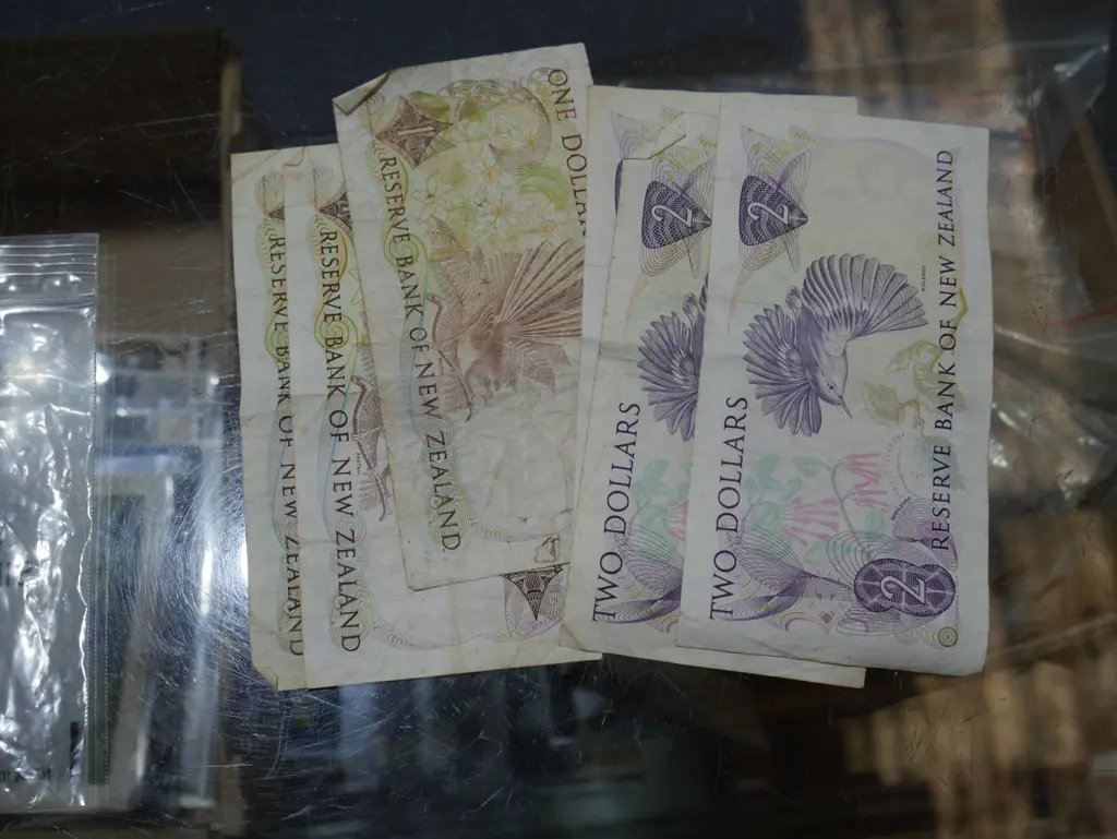 New Zealand $1 and $2 dollar banknotes Image 1++