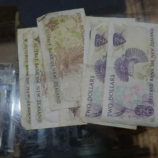 New Zealand $1 and $2 dollar banknotes