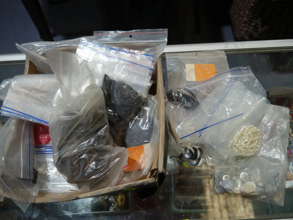 Buttons and costume jewellery Image 1++