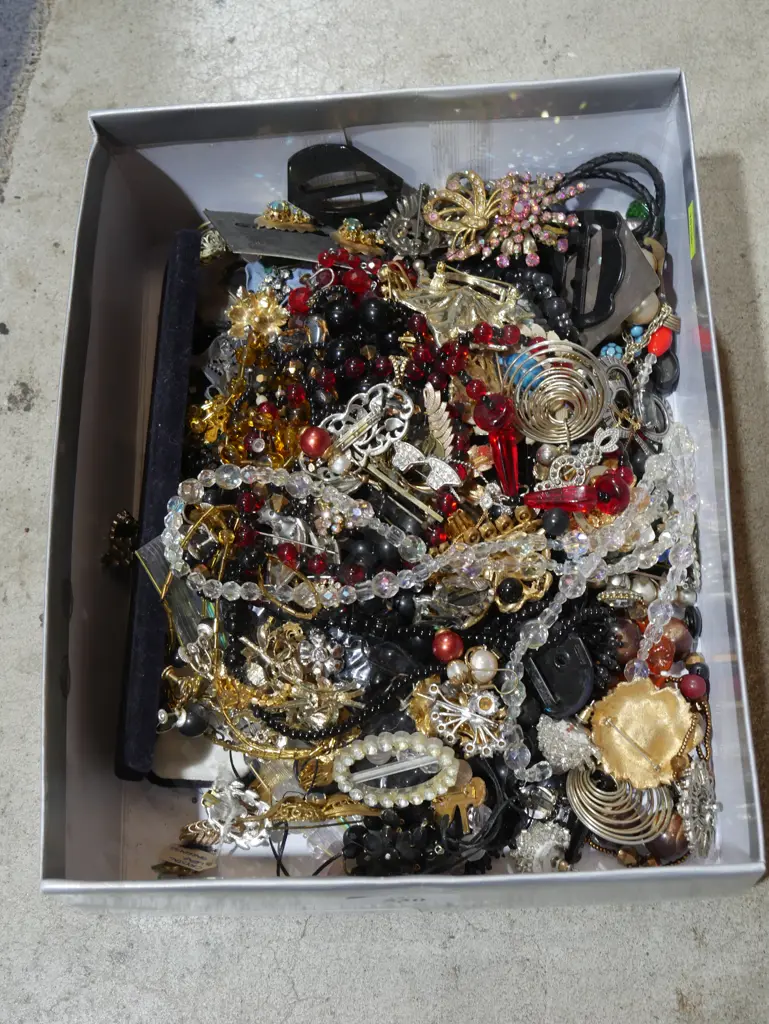 Costume jewellery Image 1++